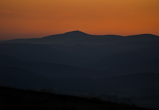 Beskidy po zachodzie sonca widziane z Ochodzitej.