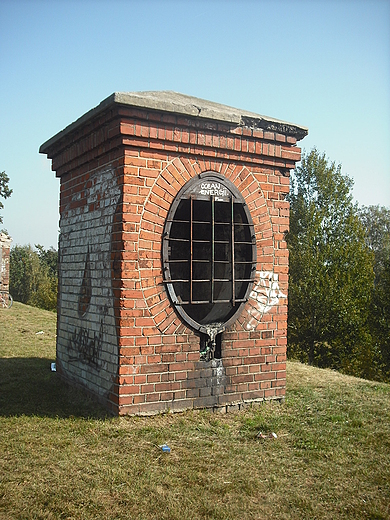 Warszawa. Fort Bema. Zwieczenie szybw wentylacyjnych.