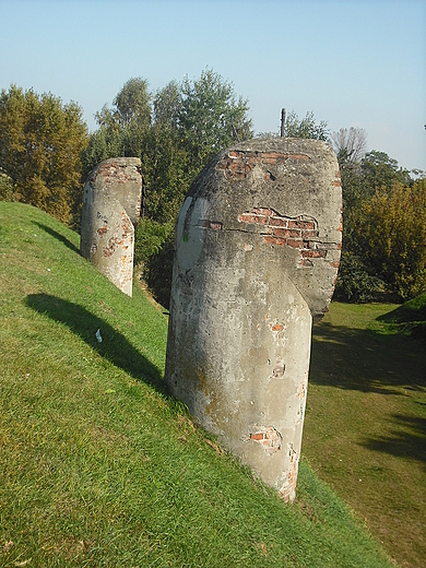 Warszawa. Fort Bema. Zwieczenia szybw wentylacyjnych.