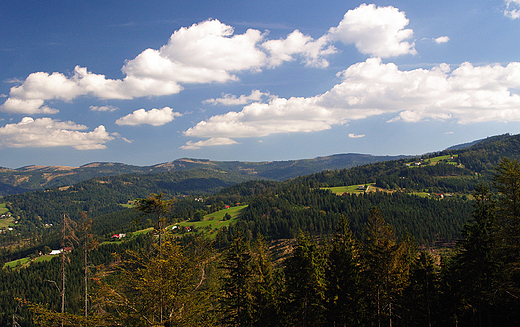 Beskid lski widziany z drogi na Stecwk.