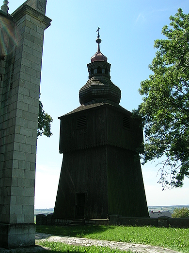 Drewniana  wolnostojca dzwonnica w Koniuszy.