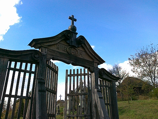 skansen, cmentarna brama