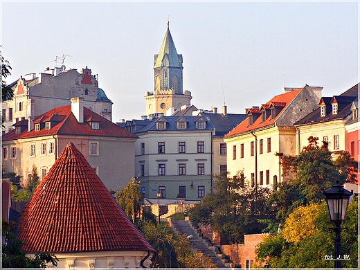 LUBELSKIE STARE MIASTO O JESIENNYM PORANKU.