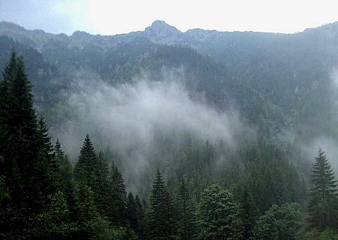Chmury nisko nad Tatrami.