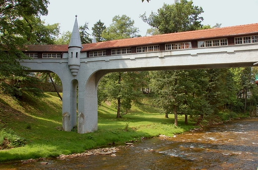 Ldek Zdrj - kryty most czcy Zamek Biaej z budynkiem zabiegowym