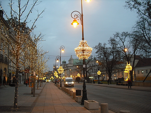 Warszawa. Prby iluminacji witecznej na Krakowskim Przedmieciu.