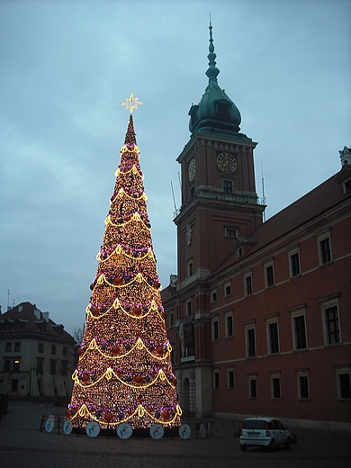 Warszawa. Prby iluminacji choinki na Placu Zamkowym.