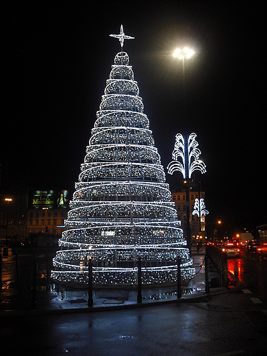 Warszawa. Choinka przed Dworcem Centralnym.