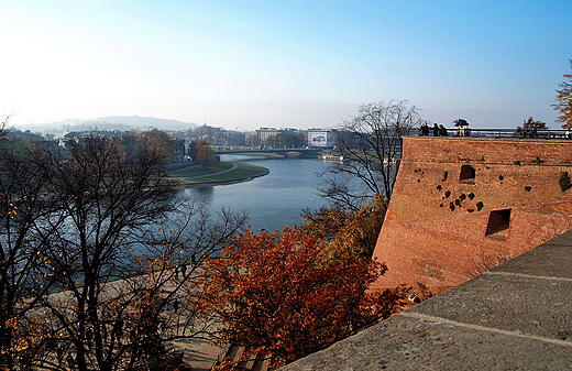 Jesienny Wawel. Widok na zakole Wisy.