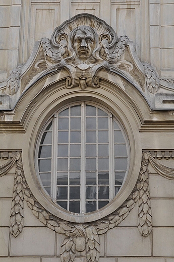okno w kamienicy warszawskiej