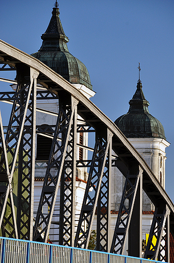 Malowniczy most na Narwi w Tykocinie. W tle pnobarokowy koci witej Trjcy