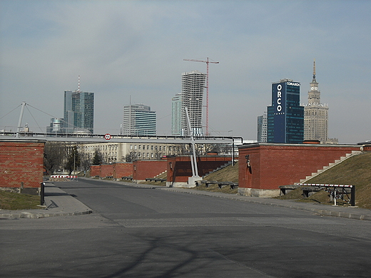 Warszawa. Zabytkowe filtry Lindleya. Wejcia do filtrw powolnych.