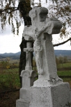 Bystre - kamienne krzye na cmentarzu