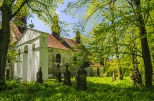 cerkiew w Krliku Wooskim z dzwonnic i cmentarzem przycerkiewnym