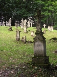 na cmentarzu przycerkiewnym