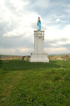 Zagórz - monumentalny obelisk Matki Boskiej przed frontonem ruin kocioa Karmelitów Bosych. Bieszczady