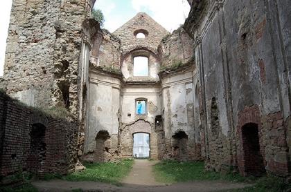 Zagórz - wntrze ruin klasztoru Karmelitów Bosych. Za chwil z prawego wejcia do kocioa wychynie duch Nieczui. Bieszczady